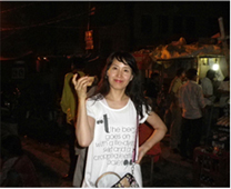 홍차와 우유를 섞어 만든 짜이를 들고 서 있는 모습의 사진