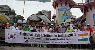 갠지스강의 아침! 뒤 그림은 시바신 단체 사진