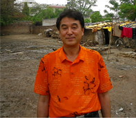 인도 농가 앞에서 찍은 사진