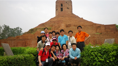 붉은벽돌의 영불탑 앞에서 단체 사진