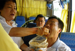 행복한 버스안 주먹밥 파티하는 사진