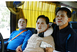 더위에 지친 피부관리하는 사진