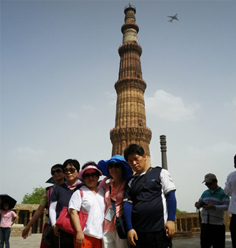 꾸뜹미나르에서 단체 사진