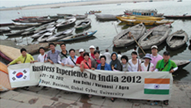 갠지스 강에서 단체 사진