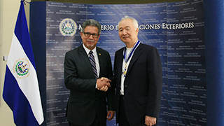 총장님 수상사진 이미지